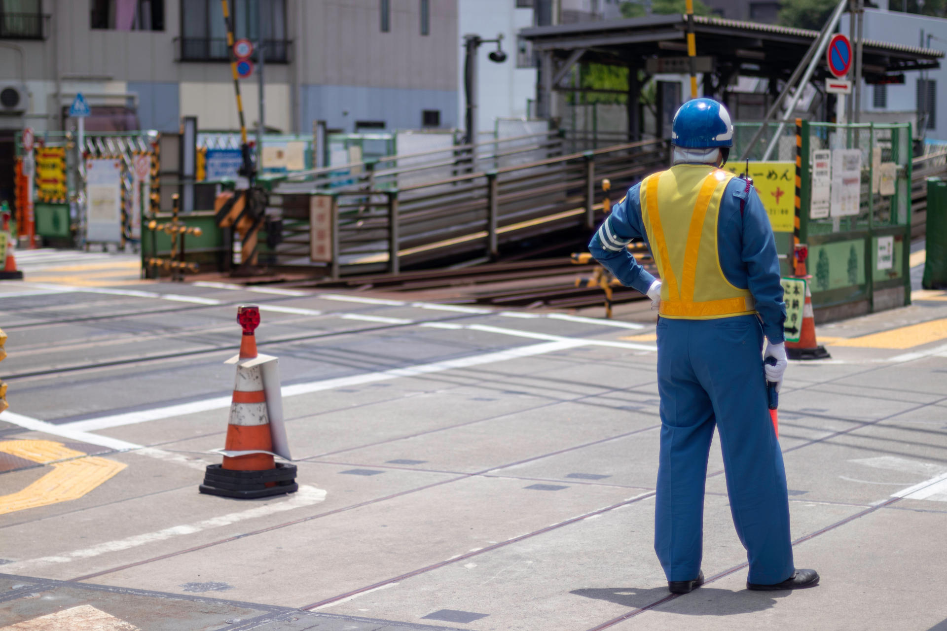 列車見張業務をしている警備員の画像