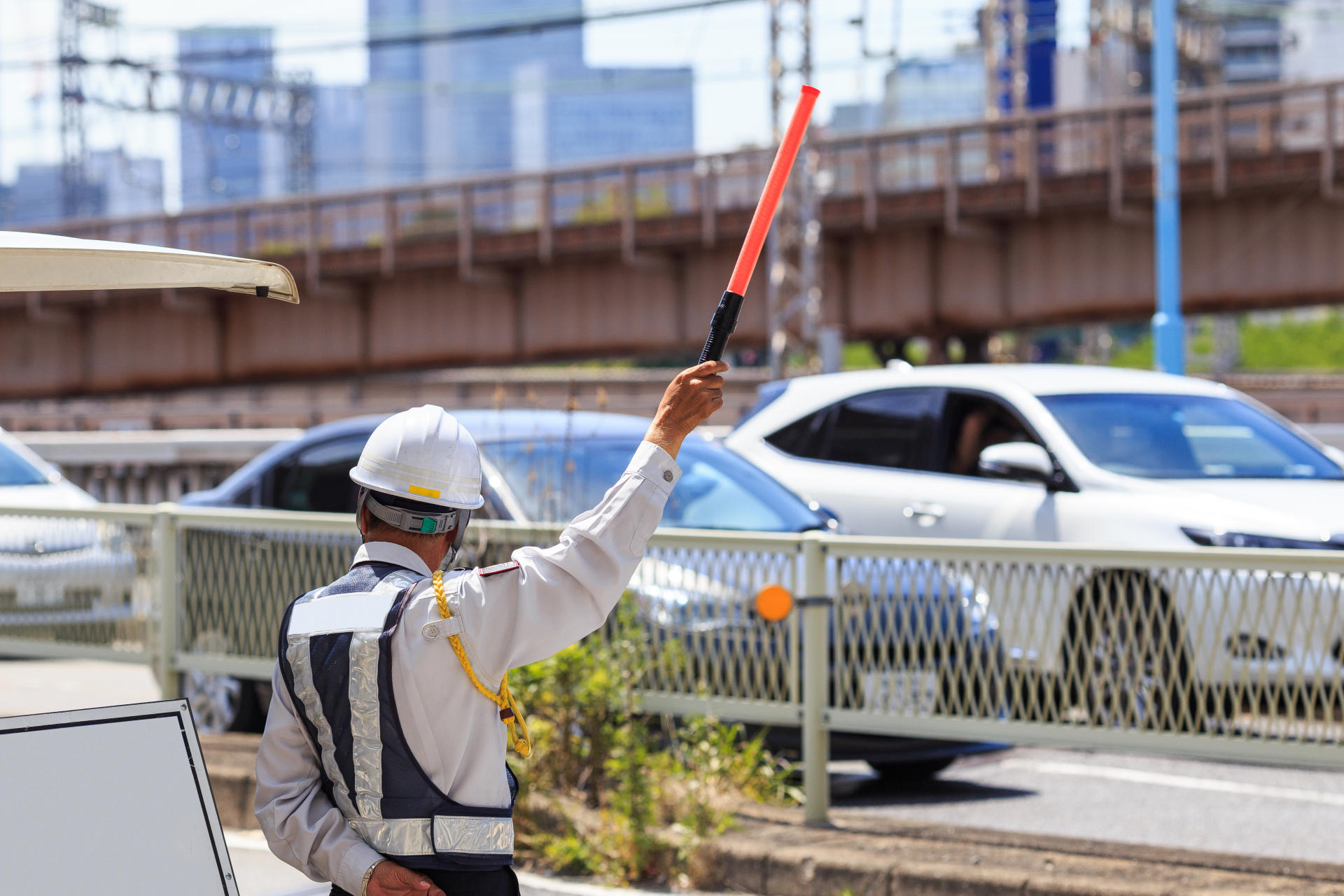 交通誘導業務をしている警備員の画像
