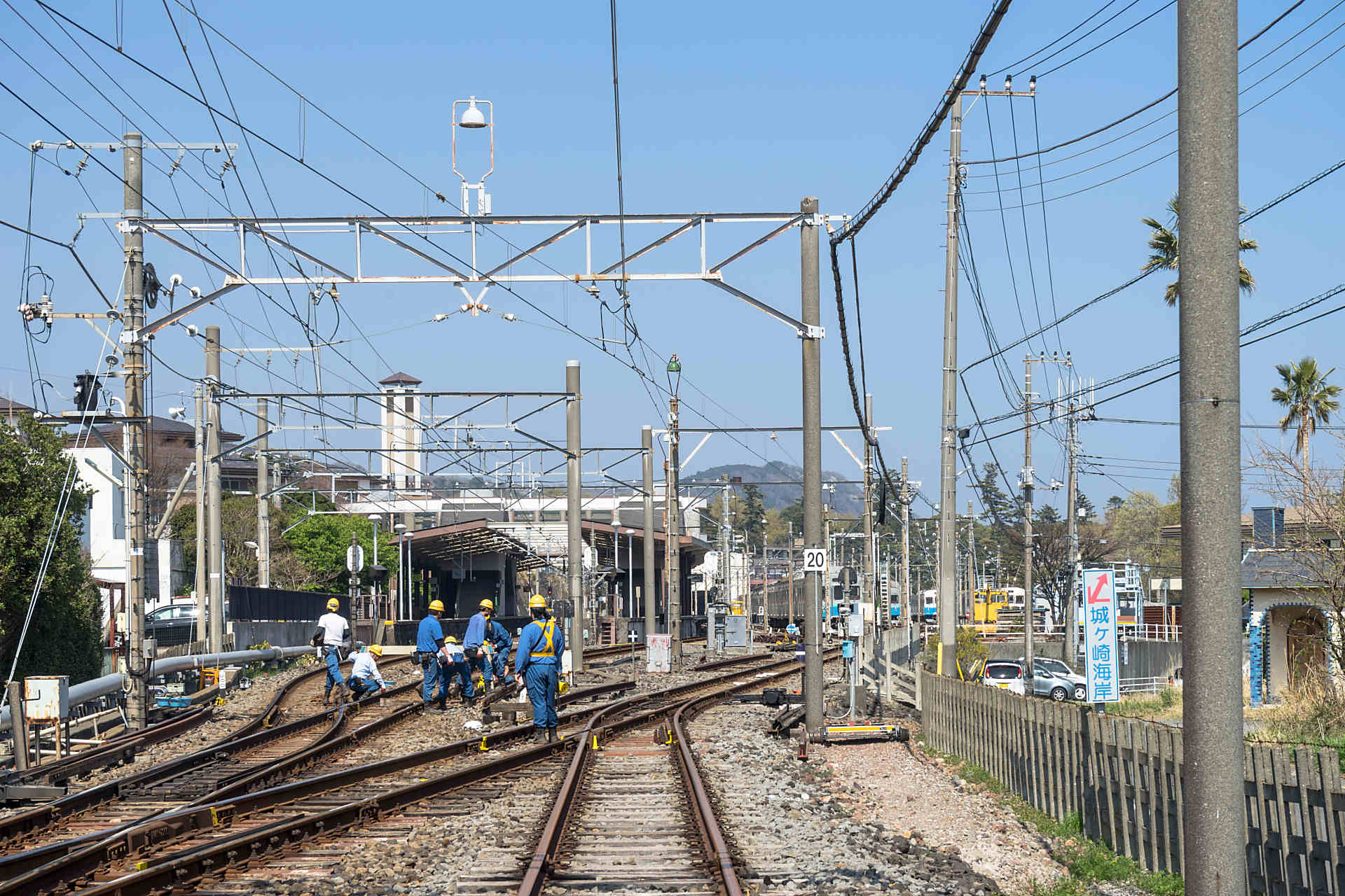 警備員が列車見張をしている画像